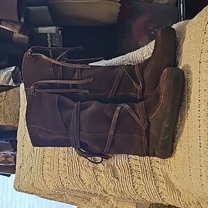 Steering designs suade boots